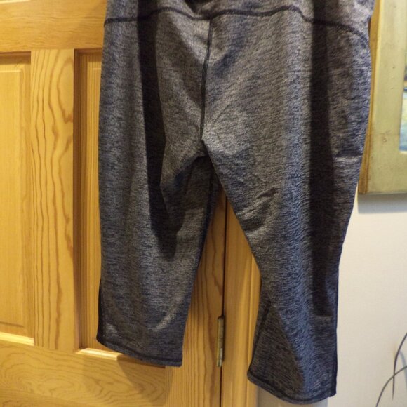TEK GEAR CAPRIS LEGGINGS   Black and White Tiny Horizontal Stripes  Size:2X - Picture 1 of 3